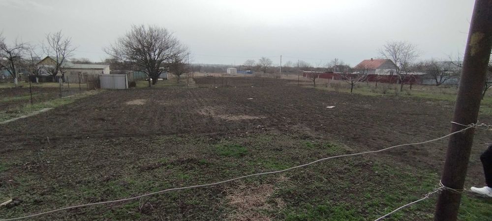 Коробка без внутрішніх робіт. Земельна ділянка 0,12га в с.Новому