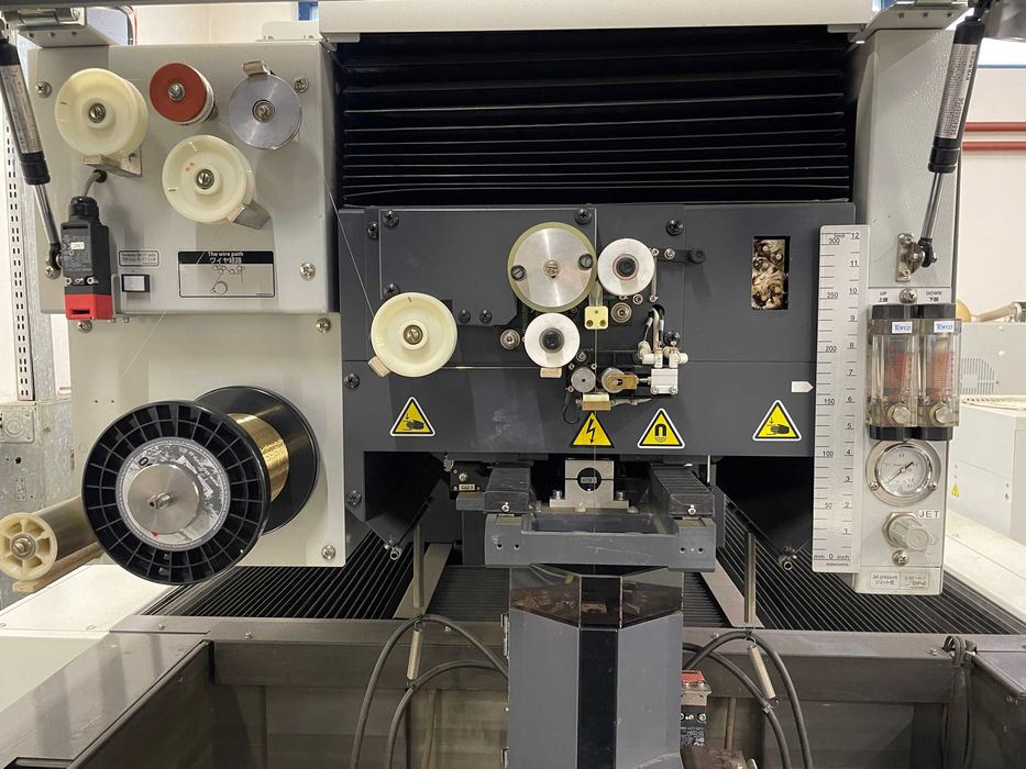 Wycinarka drutowa Mitsubishi MV2400R-doskonały stan, gotowa do pracy!