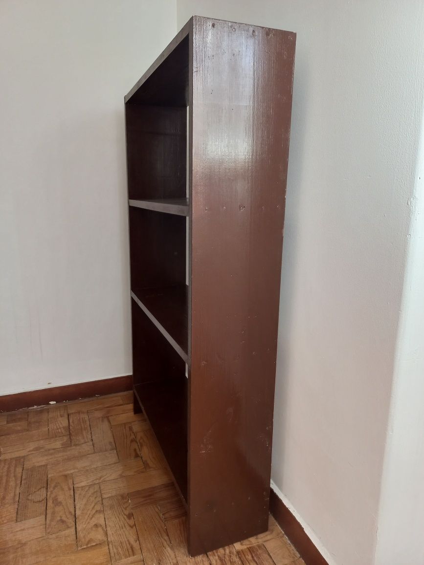 Móvel com prateleiras
