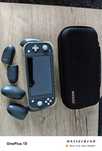 Konsola Nintendo Switch Lite z twardym futerałem, etui i uchwytami.