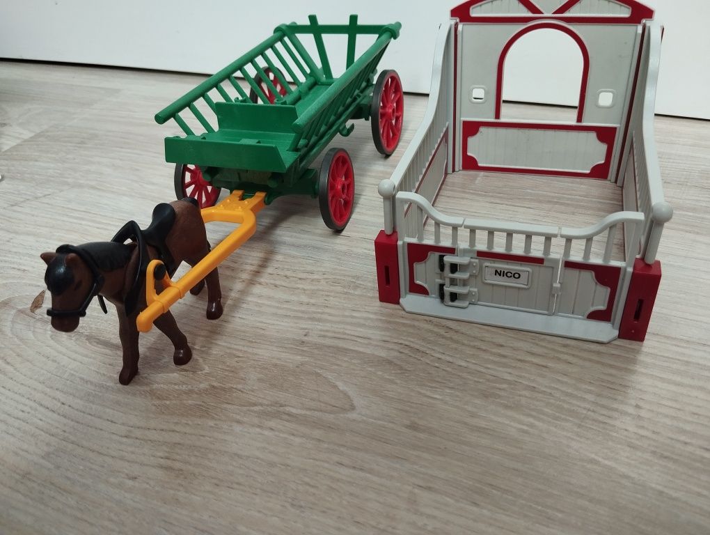 Playmobil Mix konie, 2 figurki, stajnia