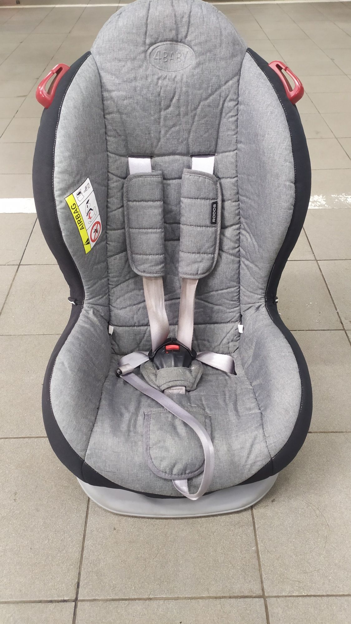 Детское сиденье /кресло в машину