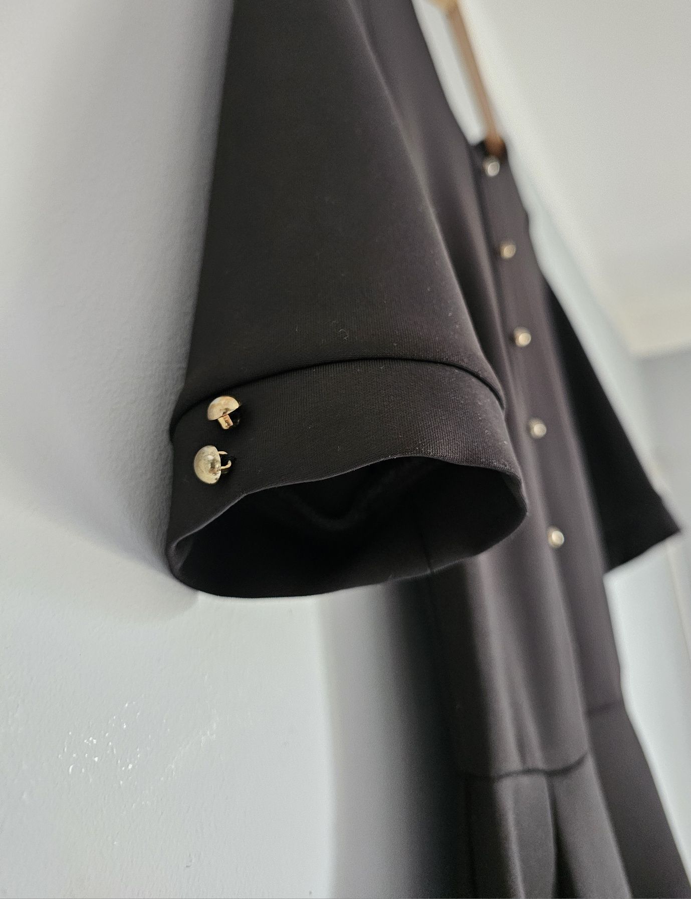 Czarna krótka sukienka mini koktajlowa casual z guzikami kloszowana