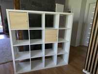 Regal Kallax Ikea 4x4 z szafkami.