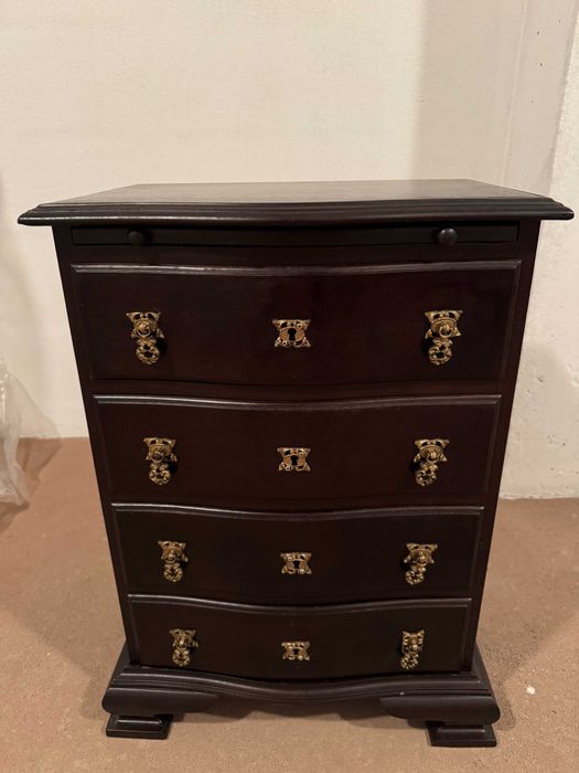 Mesa de cabeceira em madeira maciça