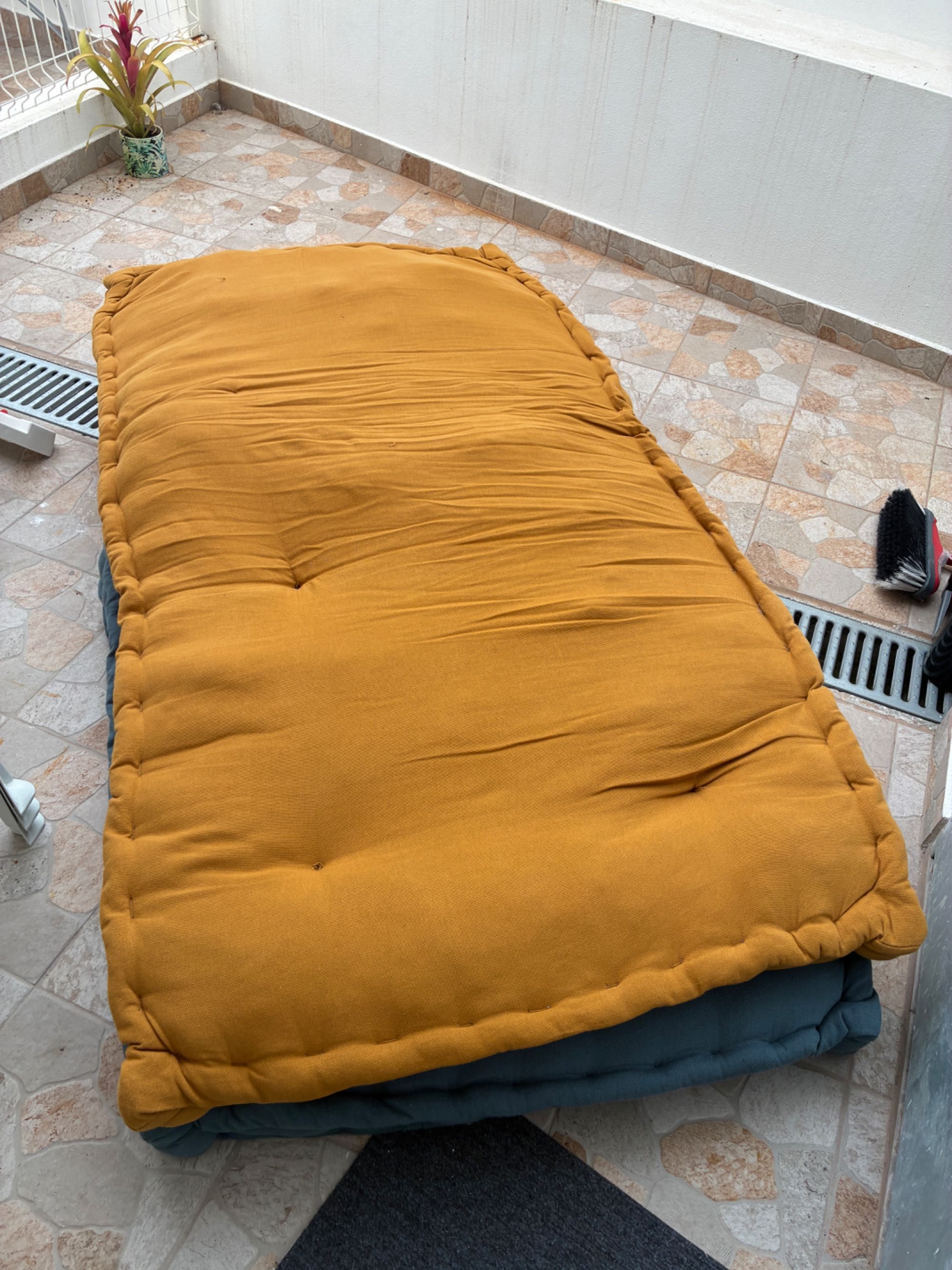 2 Futons la Redoute, azul amarelo