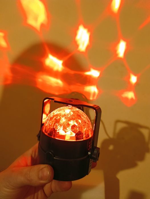 Dynamiczna Mini Lampa Dyskotekowa LED RGB z Pilotem - Idealna na Impre