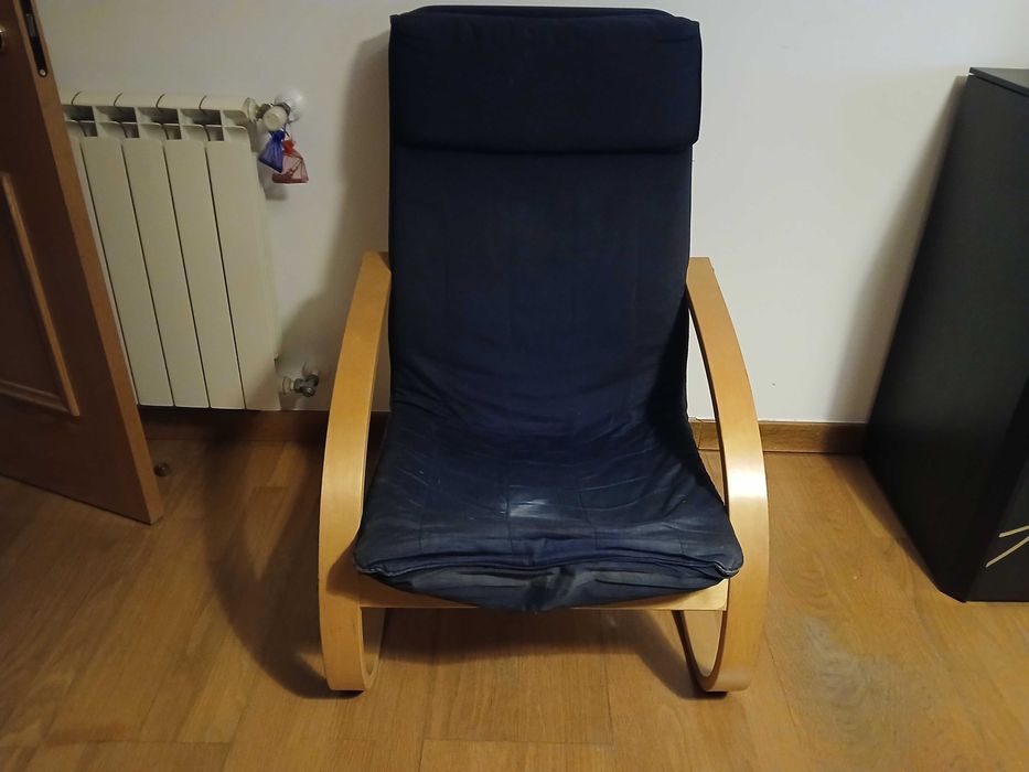 Cadeirão confortável em madeira e tecido azul