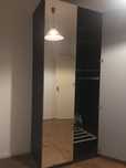 Roupeiro alto da ikea de 2 portas com espelho e acessórios incluídos