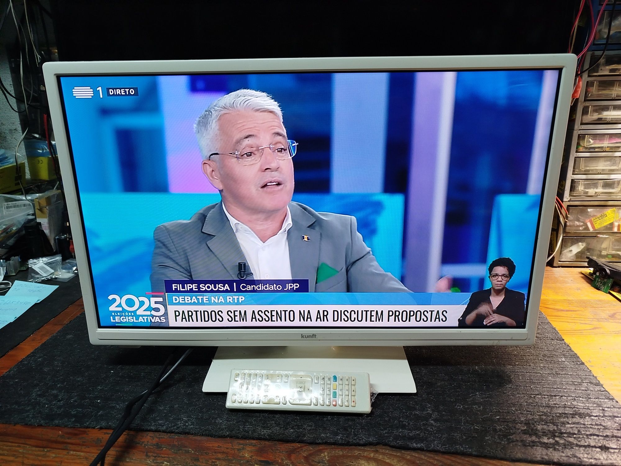 LCD kunft 24 polegadas branco