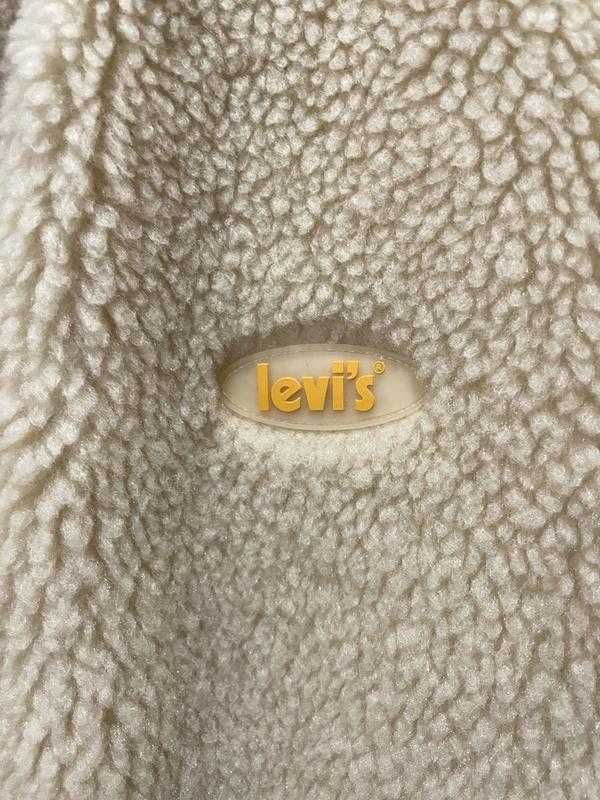 Жіночий бежевий жилет levis