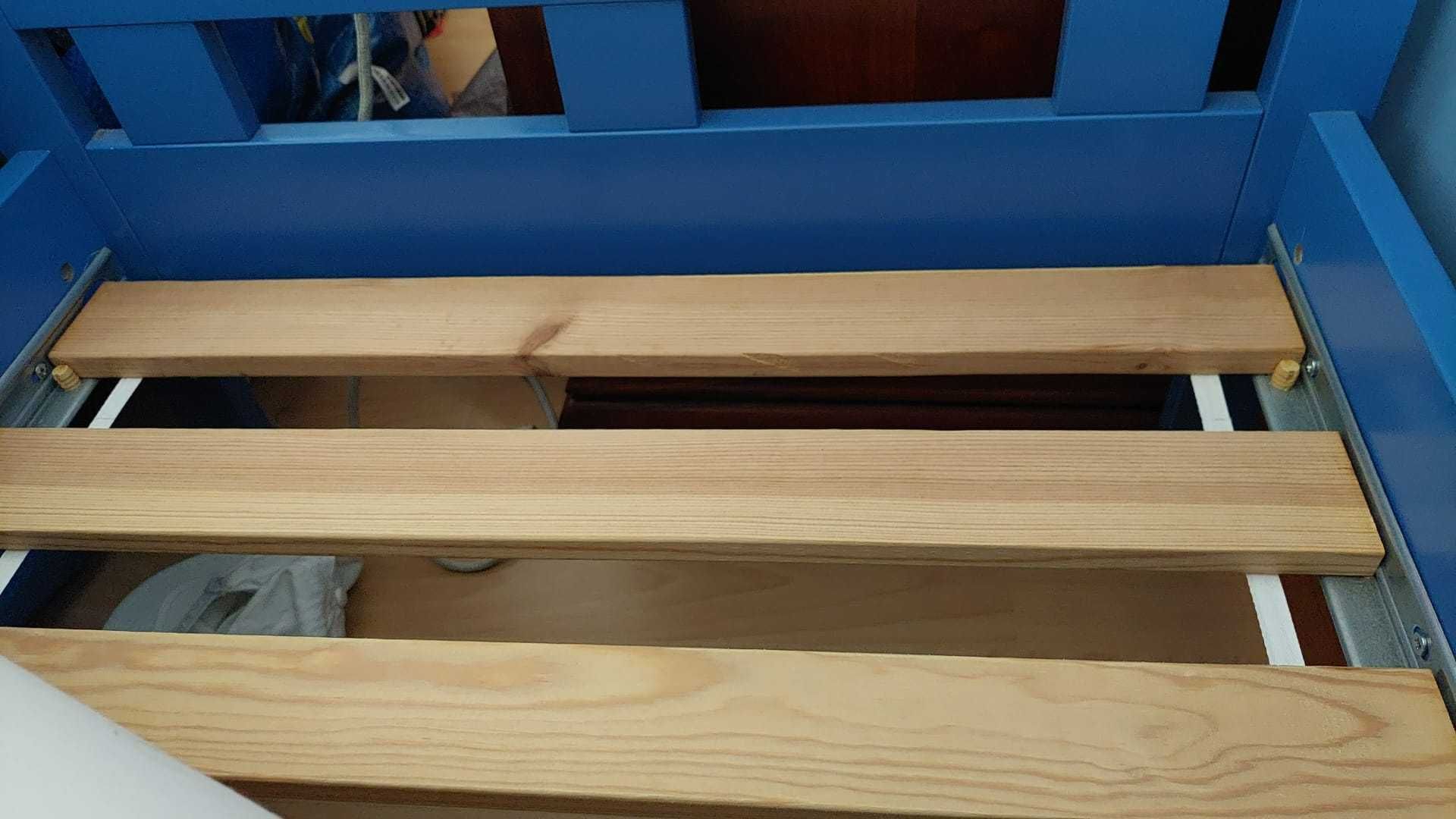 Cama de criança com estrado de ripas, colchão e barra de segurança