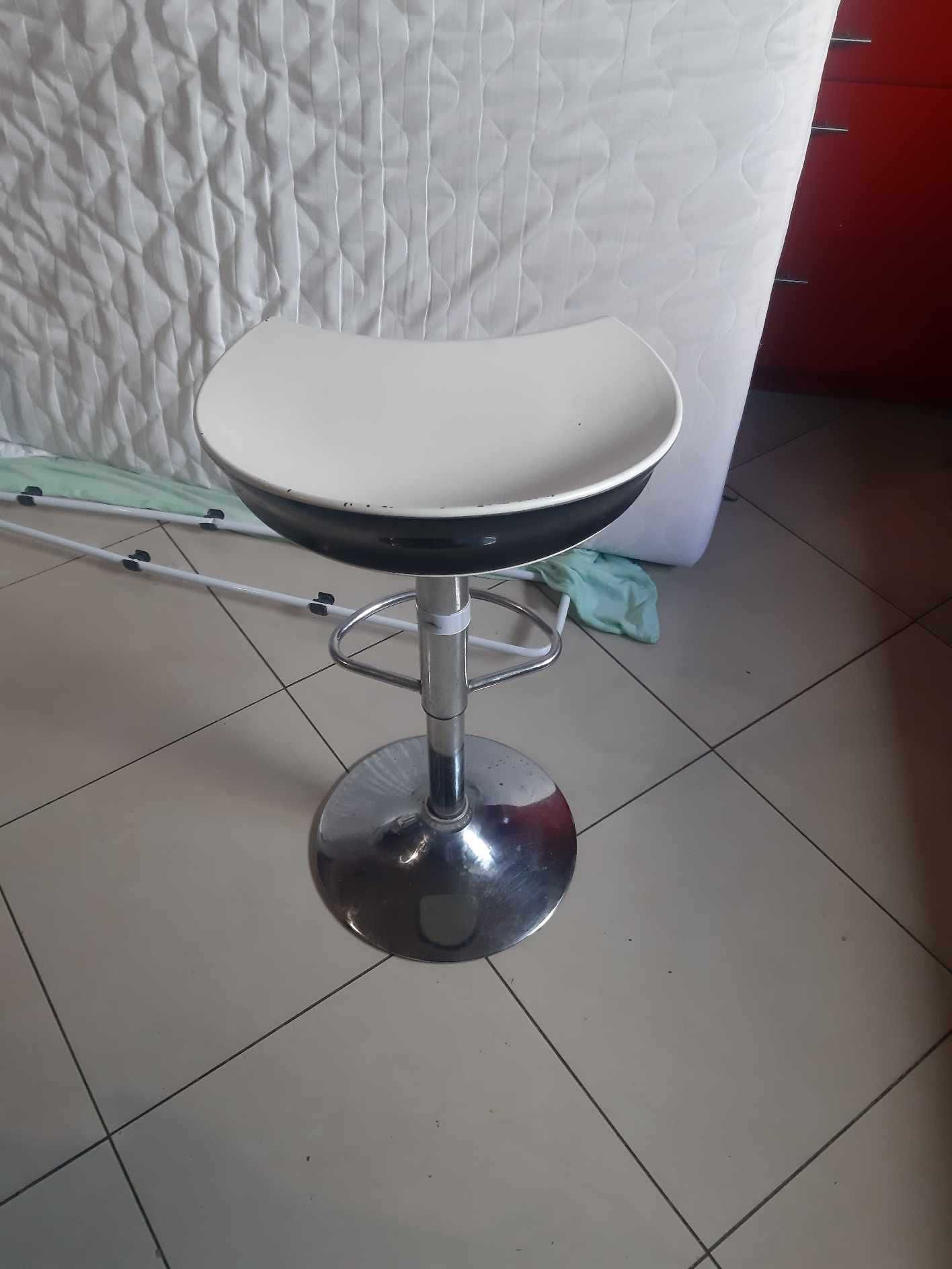 Krzesło-Hoker biały  srebrne noga metalowa regulacja wysokości