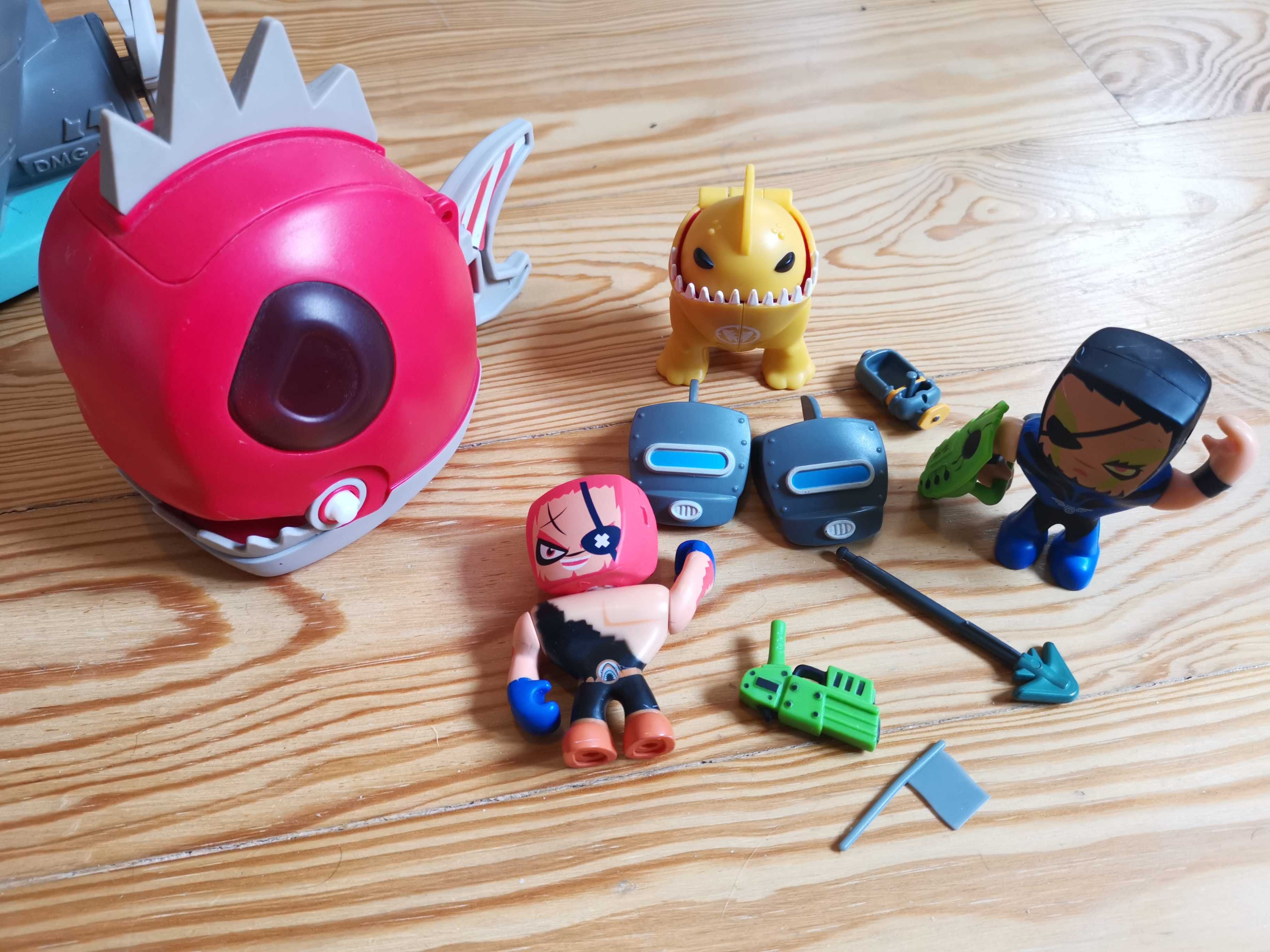 Barco de piratas Mutant Busters com todas as figuras
