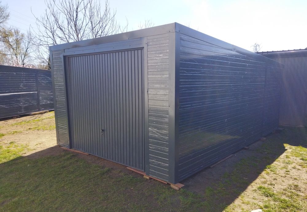 Garaż ocieplany z płyt warstwowych 5,8x3,7m.