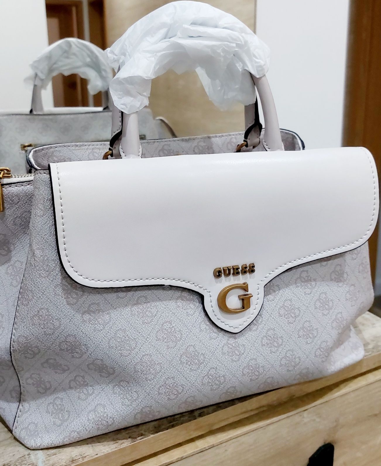 Bolsa com divisoes Guess