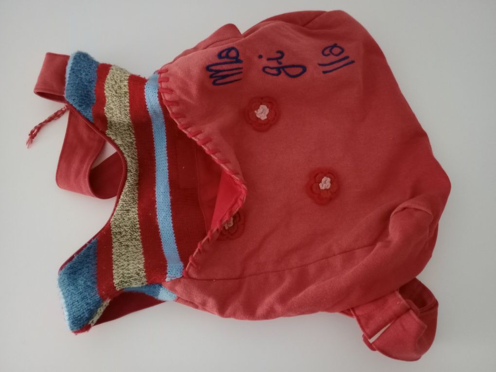 Mochila em tecido e crochê.