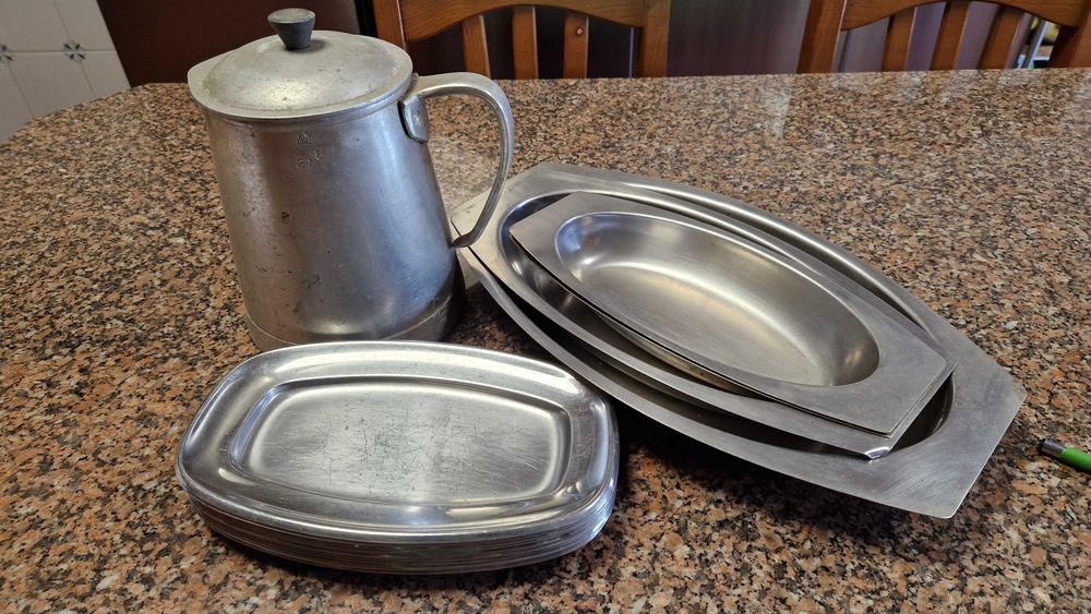 tachos, travessas, jarros, pratos