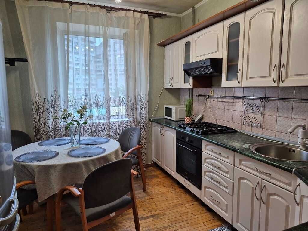 Сдам 3-кімнатну вул. Драгоманова, метро Позняки 10 хв. пішки
