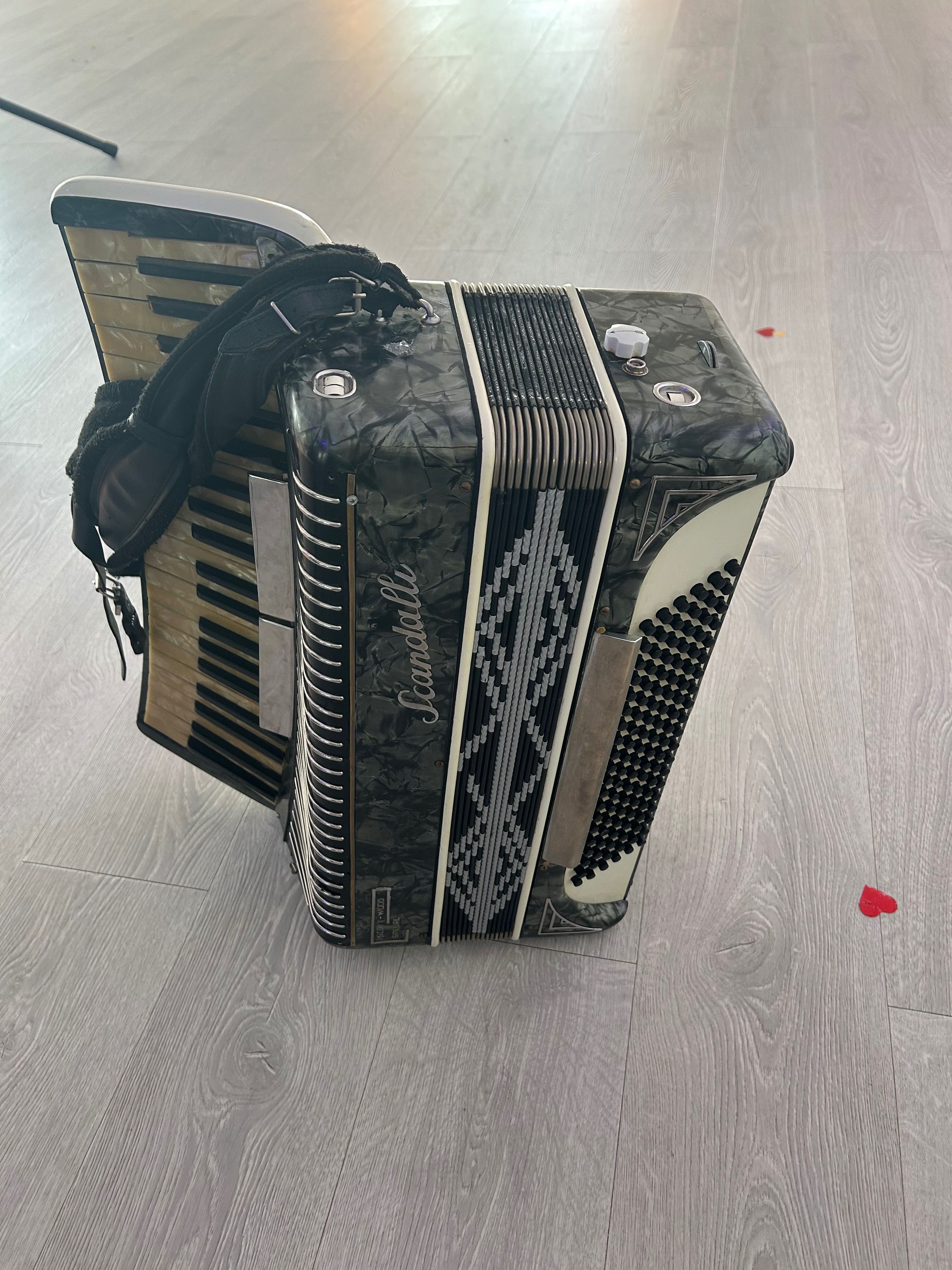Akordeon Scandalli scott wood II