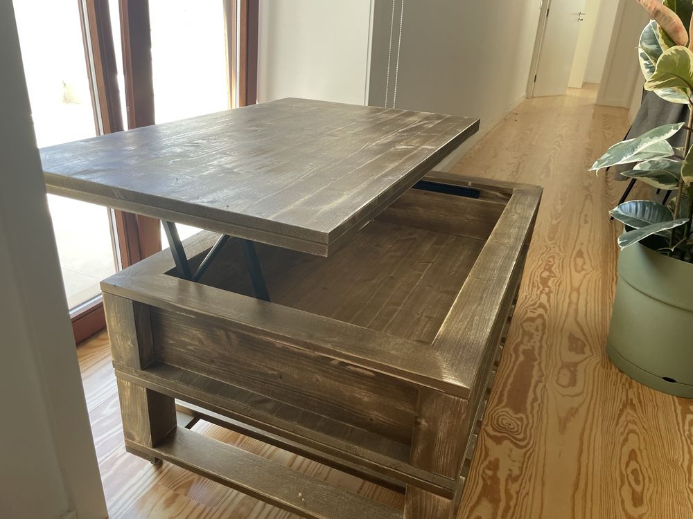 Mesa de café com sistema de elevação