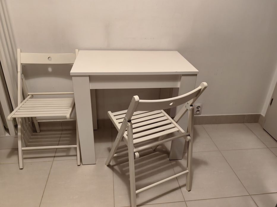Biały stół i dwa krzesła