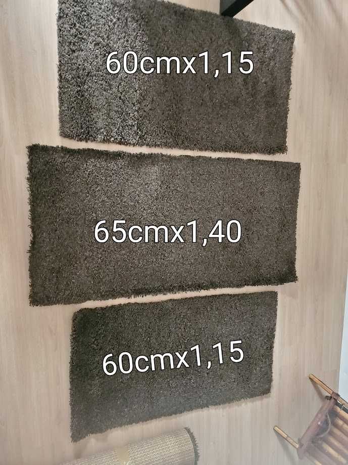 Conjunto carpetes e tapetes castanhos em bom estado