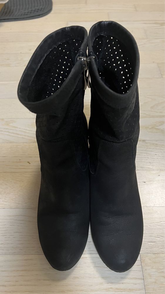 Czarne eleganckie botki