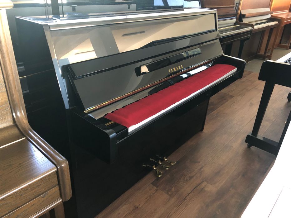 Pianino czarne yamaha C110 jak nowe