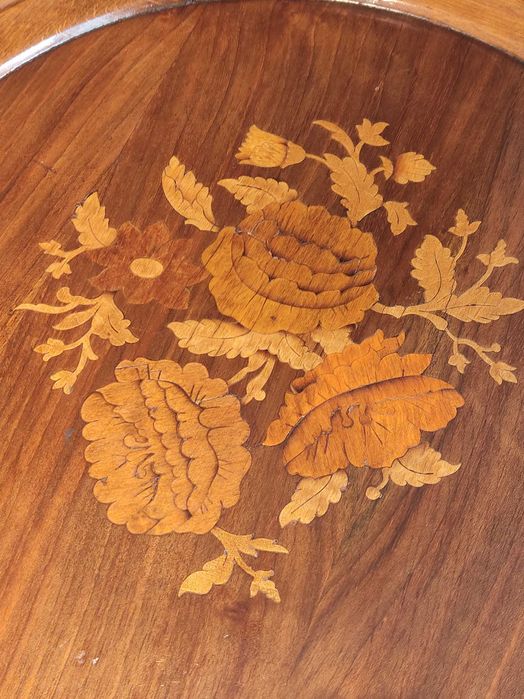 Mesa de Apoio: madeira maciça esculpida e machetaria