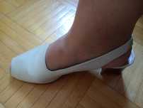 Buty skórzane na szeroką stope bezowe eleganckie mały obcas