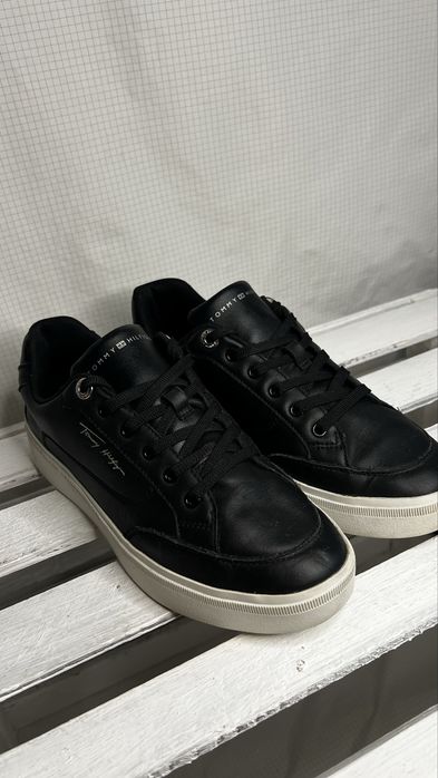 чорні шкіряні кросівки Tommy Hilfiger TH Court