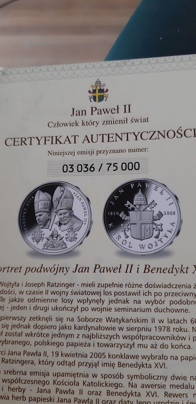 Srebrne monety z papiezem