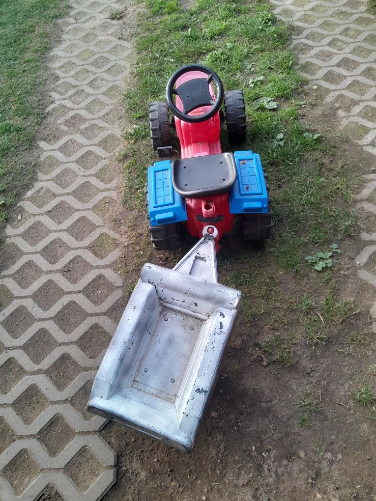 Traktor z przyczepą na podwórko
