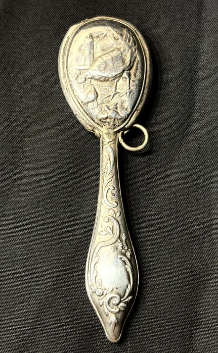 Antiga roca / guizo de bebé em prata alemã contrastada