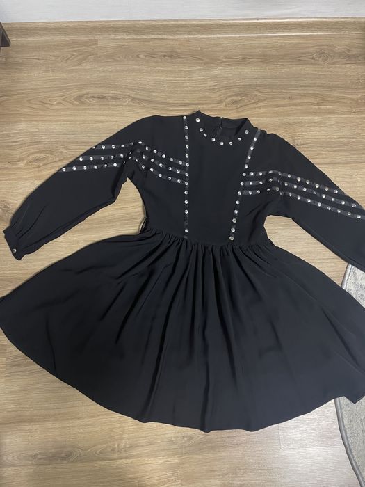 Сукня з металевими кнопками