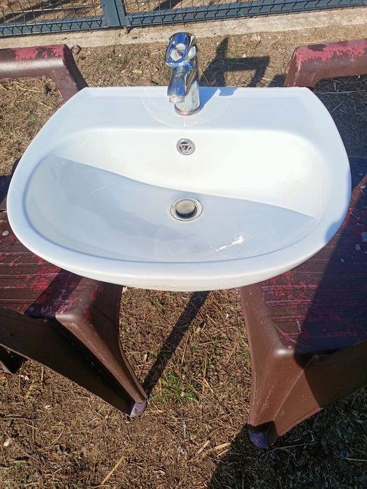 Umywalka z baterią i syfonem