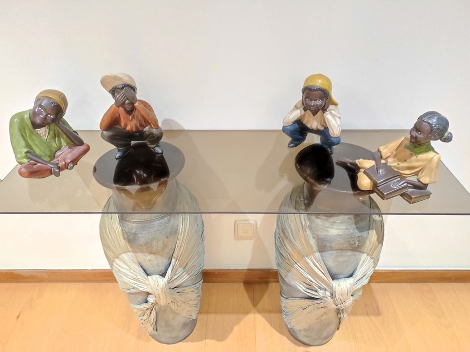 Mesa de vidro com bilhas pintadas