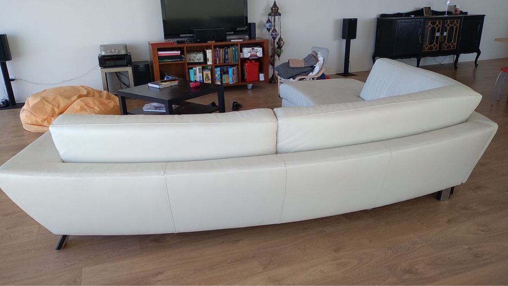 Sofa branco em pele sintetica com chaise lounge