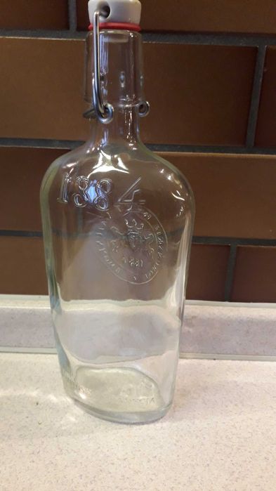 stara ozdobna butelka