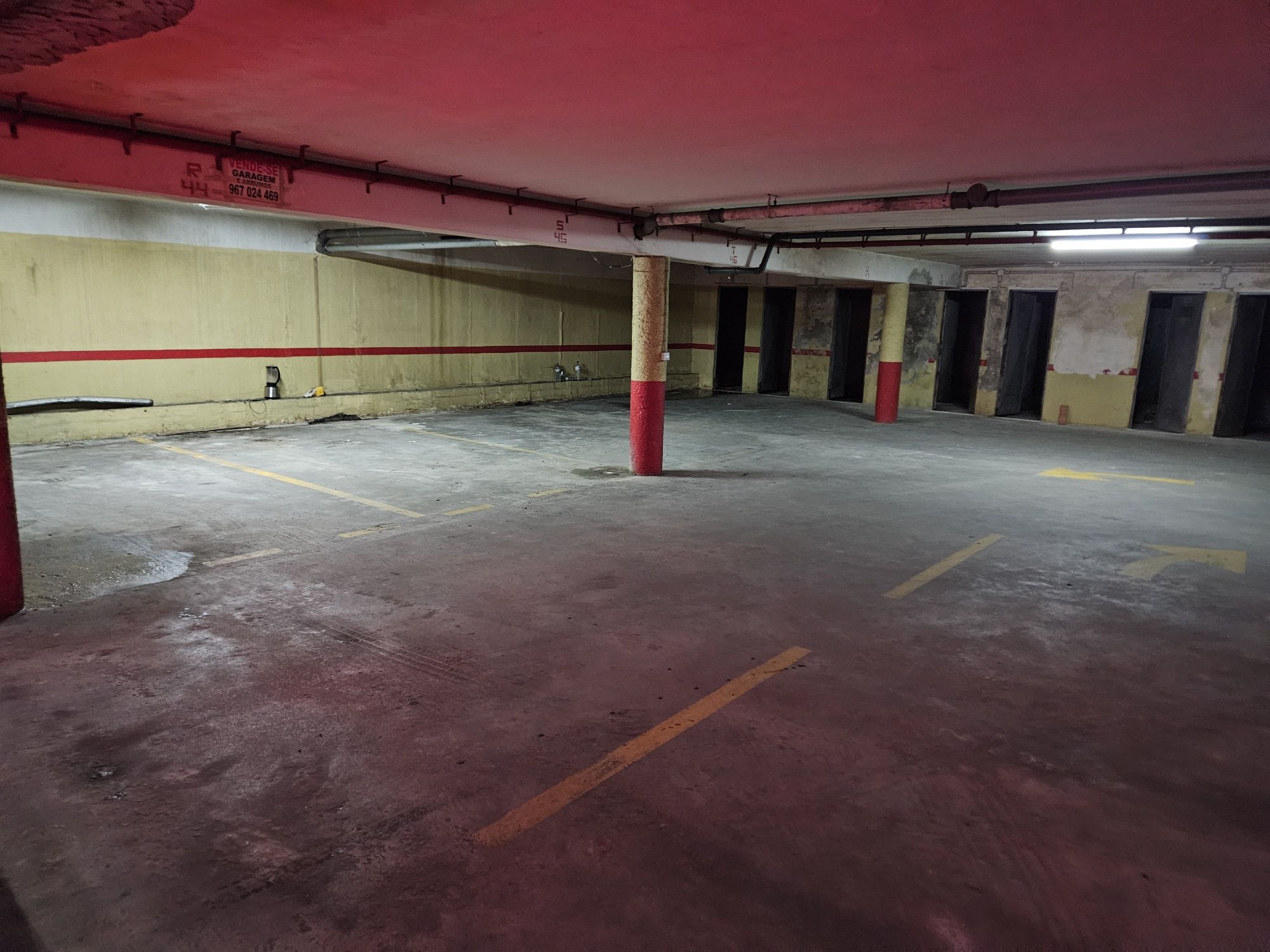 Lugar de garagem grande com arrumo