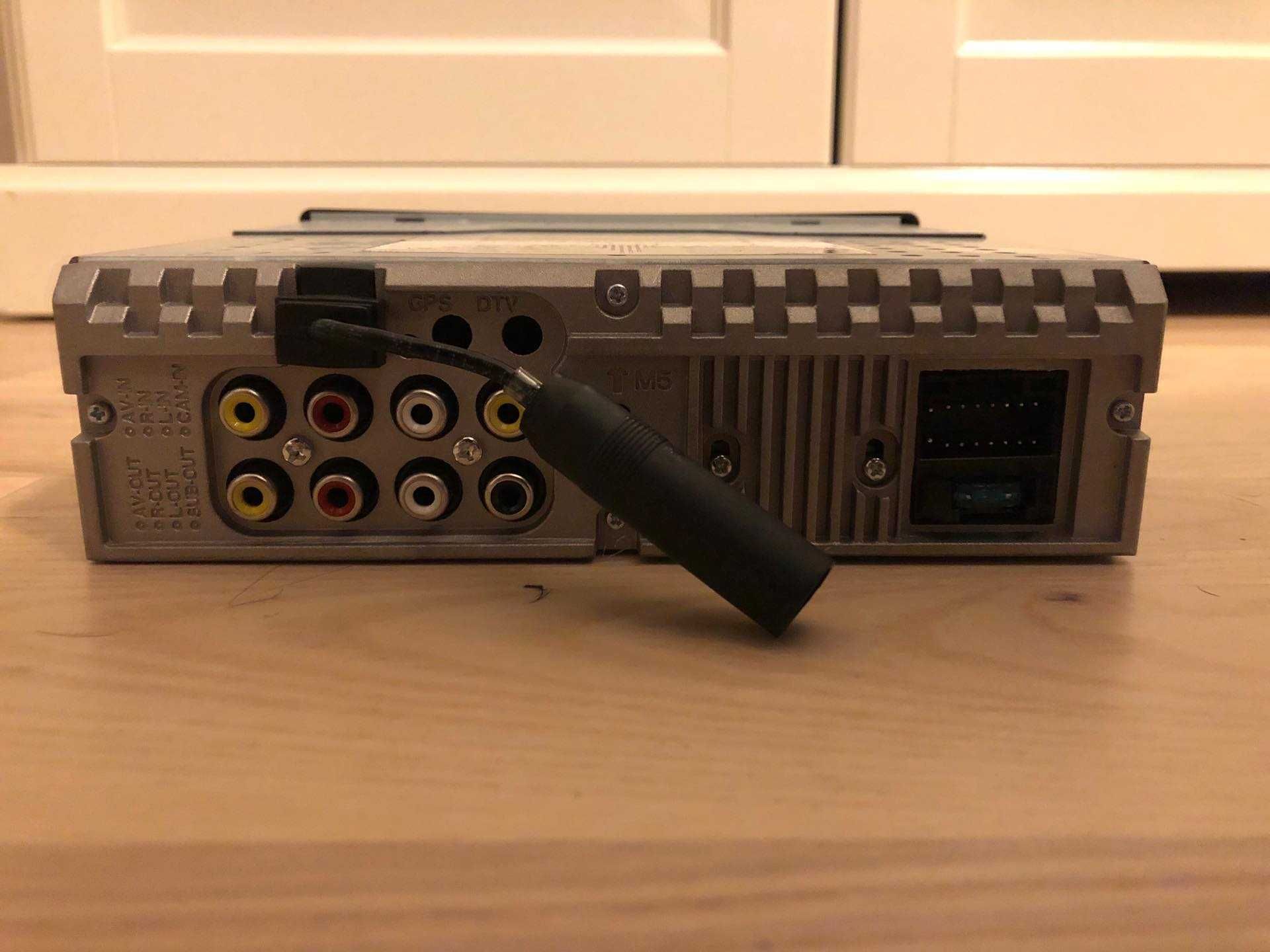 Radio z automatycznym ekranem
