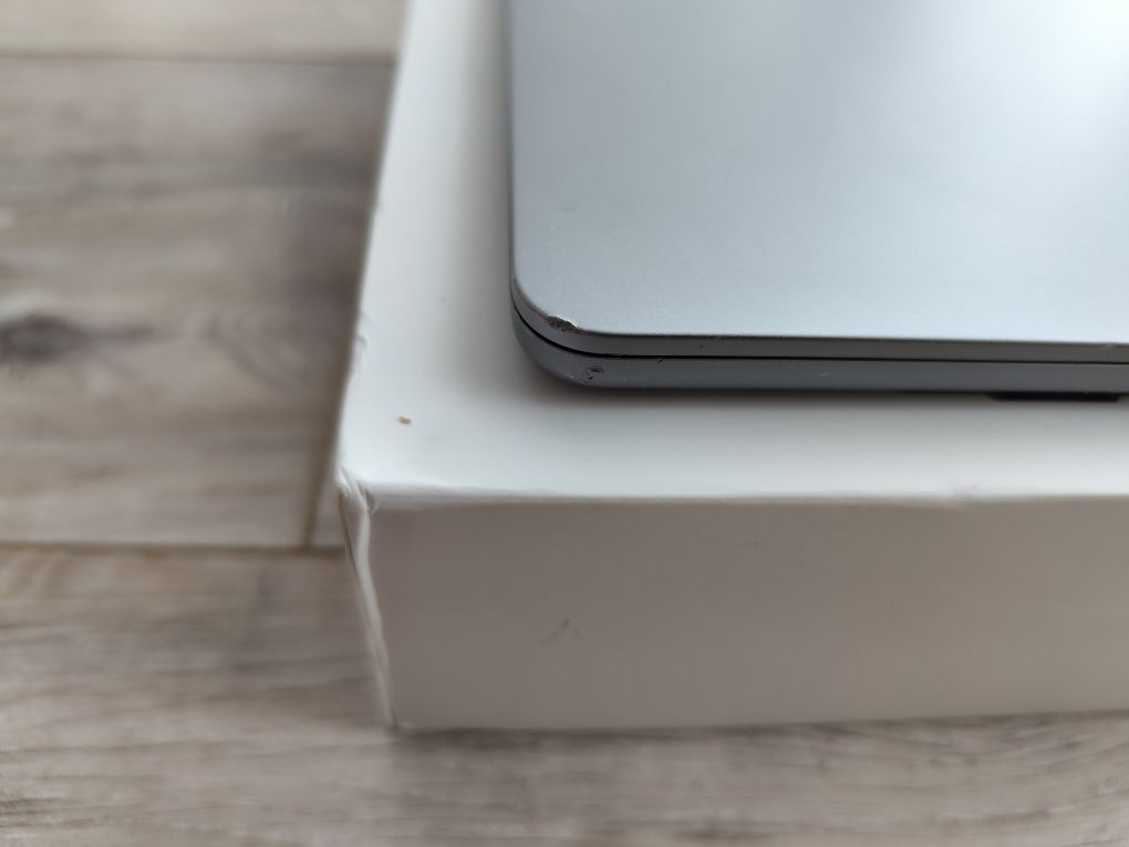 Macbook M2 8/256 Gb
