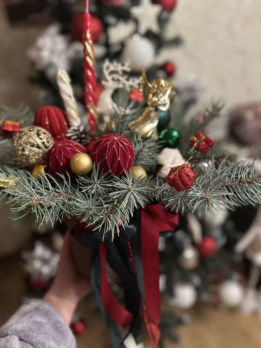 Новорічна святкова композиція зі свічками. Різдвяний декор