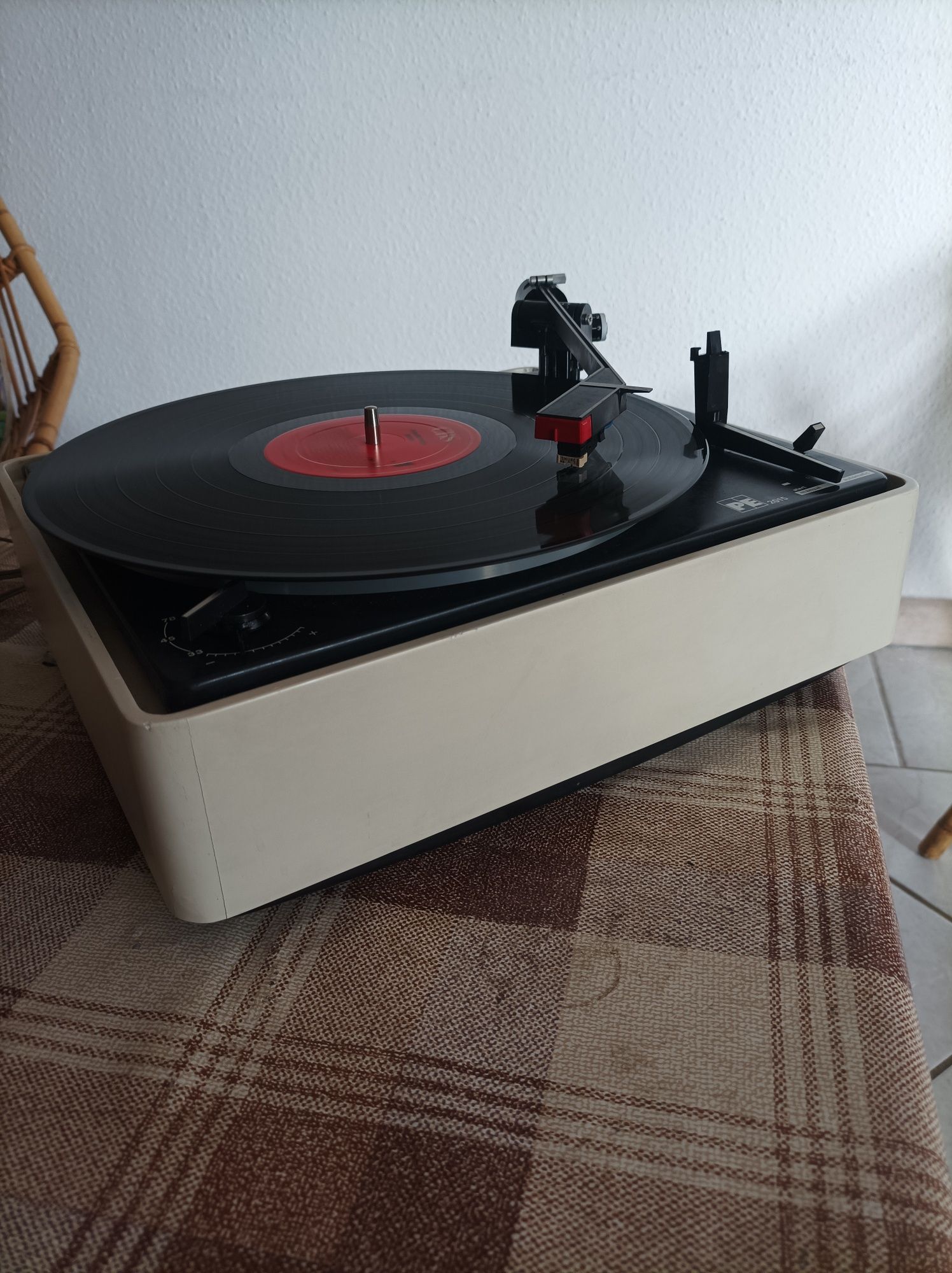 Gramofon vintage ze wzmacniaczem  PE-2015