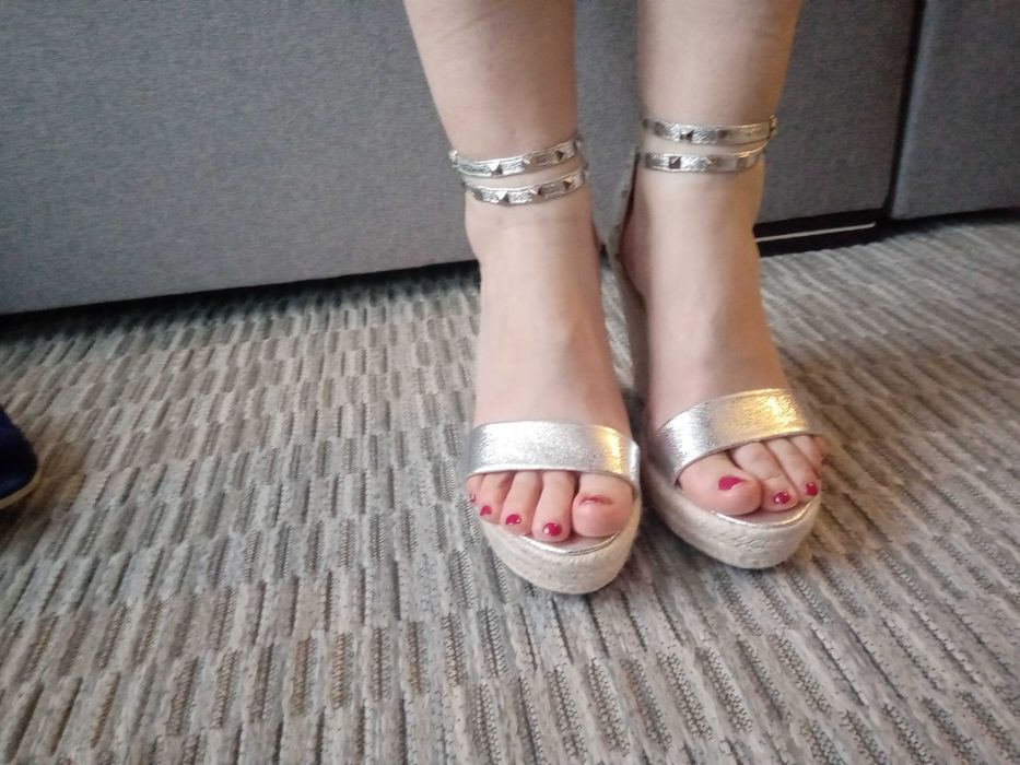 Letnie sandały na koturnie