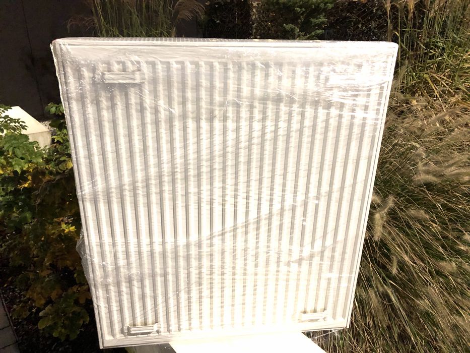 Grzejnik Pionowy wys. 90 szer. 80 cm. Stan Nowy dewelop.