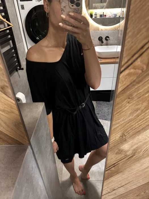 Czarna sukienka oversize z paskiem Mohito XS