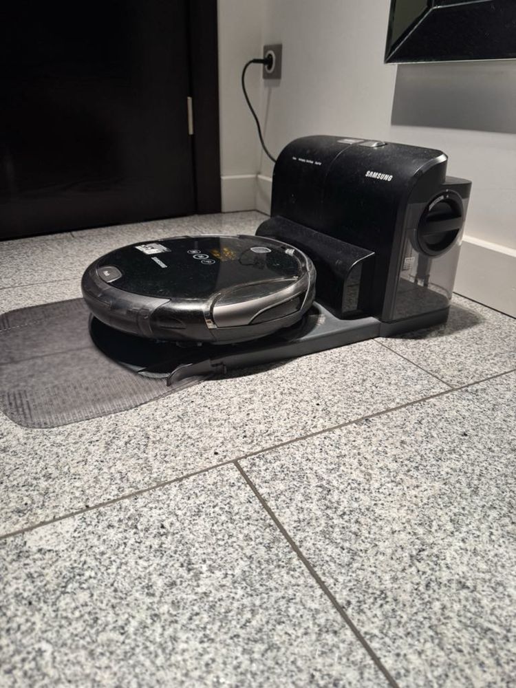 Robot odkurzajacy Samsung ze stacją odkurzajacą i pilotem