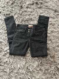 Czarne spodnie jeansy panterka bershka 36